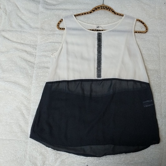 Woman's black and white fancy shirt - Picture 2 of 3